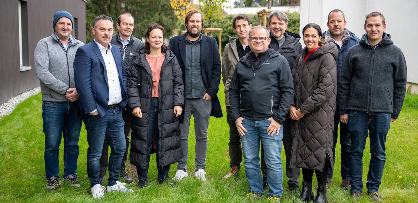 Die Verantwortlichen der Alpenländischen und von Rhomberg Bau sowie Lustenaus Bürgermeister Dr. Kurt Fischer begrüßten die neuen Mieter. Foto: Alpenländische/Julienne Speckle
Die Verantwortlichen der Alpenländischen und von Rhomberg Bau sowie Lustenaus Bürgermeister Dr. Kurt Fischer begrüßten die neuen Mieter. Foto: Alpenländische/Julienne Speckle